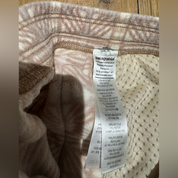 Patagonia Fleece with Cream and Tan Pattern - Picture 6 of 7